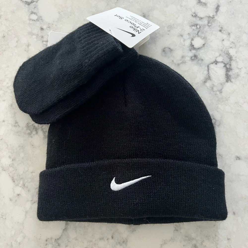 Nike infant cuffed Winter Hat And Mittens Size 12/24 months NWT